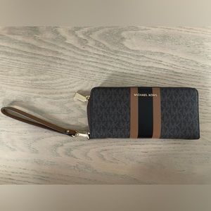 Michael Kors zip Wallet Wristlet Black & Tan with gold